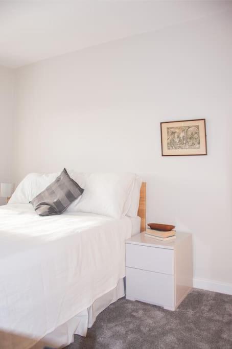 2 Bed 2 Bath Apartment With Canal View 더블린 외부 사진